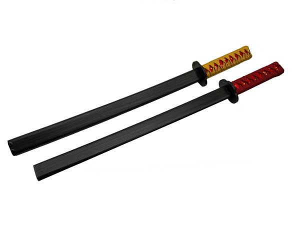 こちらの刀を使い、つばにオリジナルのデザインを施し、刃の部分を作製します。