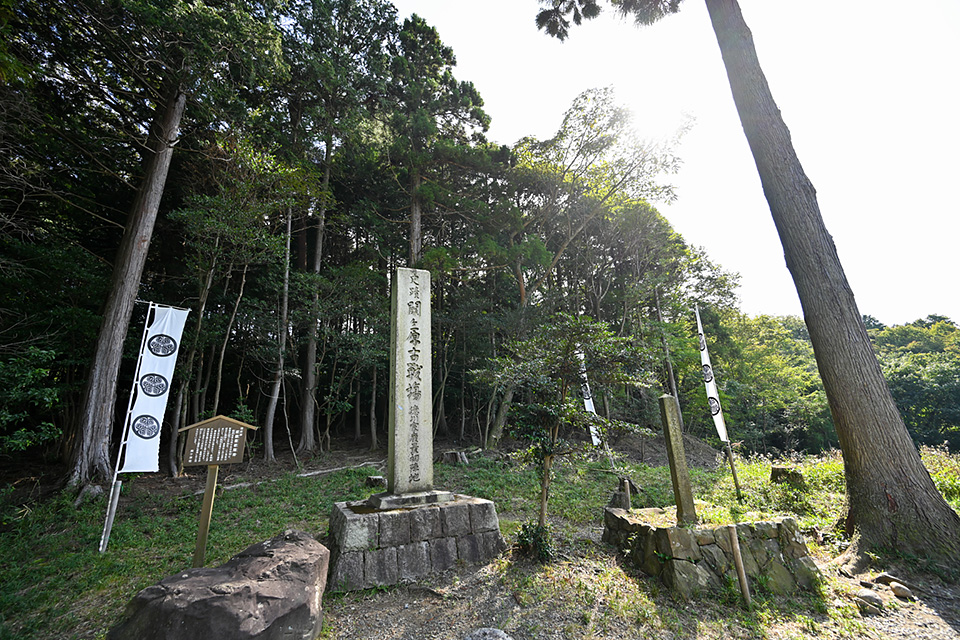 桃配山：大海人皇子が兵士に山桃を配って激励したことが名前の由来。関ケ原合戦にて徳川家康が勝ち戦の験を担ぎ、最初の陣を構えた場所でもあります。