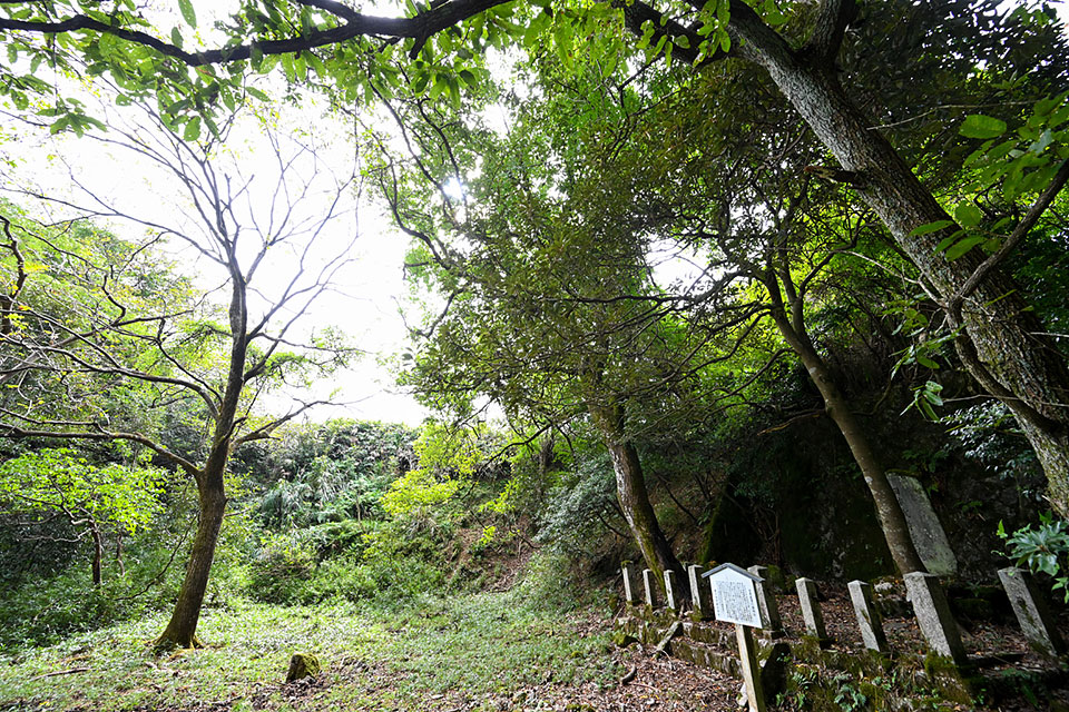 日本武尊の腰掛台のある辺りは、火薬倉庫用の土塁に囲まれた地上清涼火薬庫の跡。