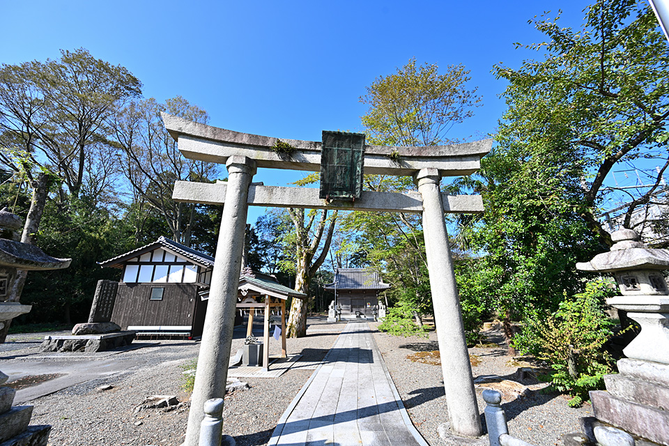 井上神社：大友皇子と大海人皇子が、藤古川を挟んで戦ったといわれています。この神社は天武天皇を祀っており、川の東側の松尾地区の村人が、大海人皇子を称え神社を建立したといえます。