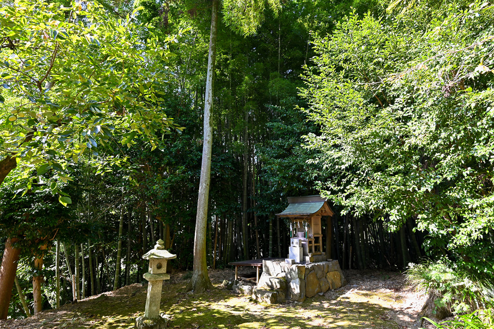 西城門跡・戸佐々神社：古くは不破関を鎮護する神として祀られた神社。不破関は藤古川を西限として利用し、自然の要害を巧みに使用したものでした。大木戸という地名も残っており、「西城門」があったとされています。