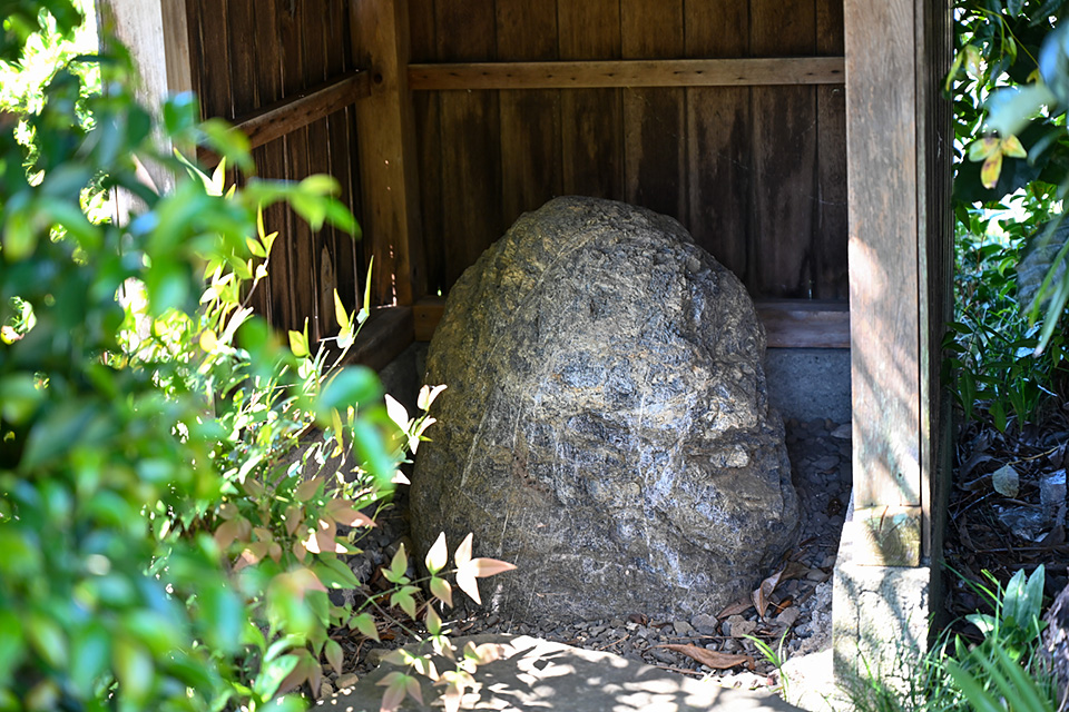 兜掛石・沓脱石：大海人皇子が兜を外してかけた石とされる「兜掛石」は、木の下の祠に祀られています。また、西後方には同じく皇子が沓（くつ）を脱いだとき、足をかけたとされる「沓脱石」もあります。