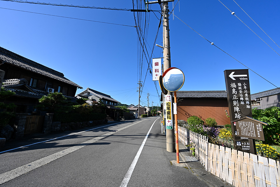 東城門跡：関の東端にあたるここにはかつて城門や楼が設けられており、兵士が守りを固めていました。日の出とともに開門し、日の入りとともに閉門。国家的な大事件が起きると全ての通行が停止されました。