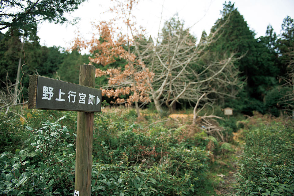 野上行宮跡：大海人皇子は野上に行宮を興して、そこを本営としました。大海人皇子による大友皇子の首実検も、この地で行ったといわれています。