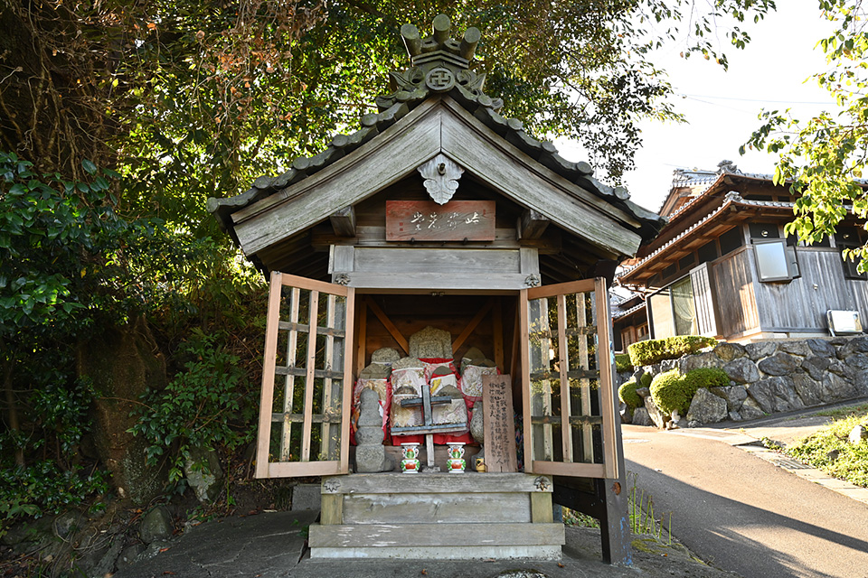 箭先地蔵堂 矢尻の池 井 スポット情報 関ケ原観光ガイド 箭先地蔵堂 矢尻の池 井 スポット情報 関ケ原観光ガイド